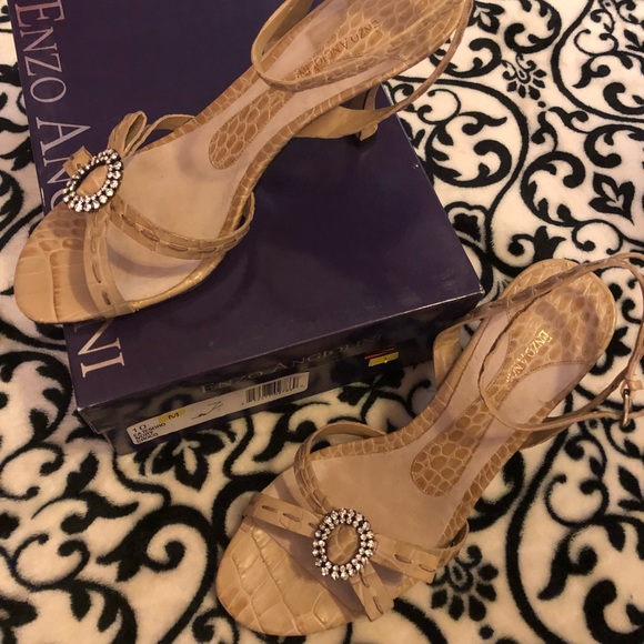 💐 Enzo Angiolini Crocodile Stilettos in Ivory 💐 - Picture 3 of 4